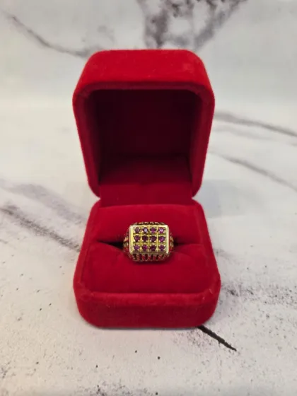 Anillo Oro con piedras rojas n&uacute;mero 16
