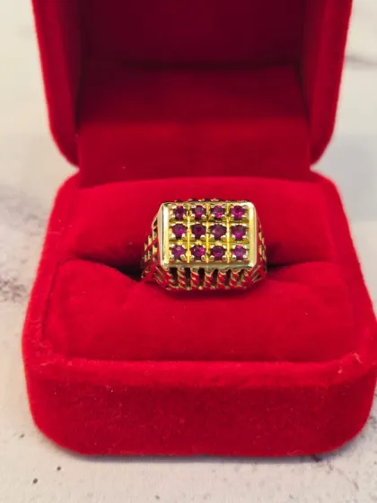 Anillo Oro con piedras rojas n&uacute;mero 16