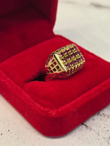 Anillo Oro con piedras rojas número 16